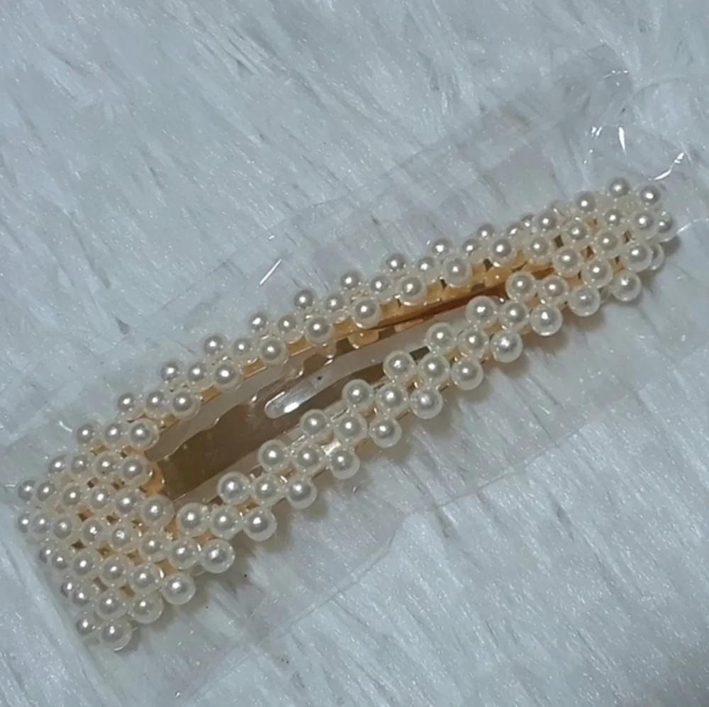 Oversized Pearl Hair Clip